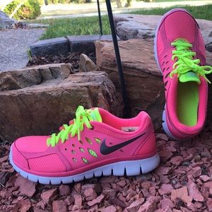 Women’s Nike tennis shoes